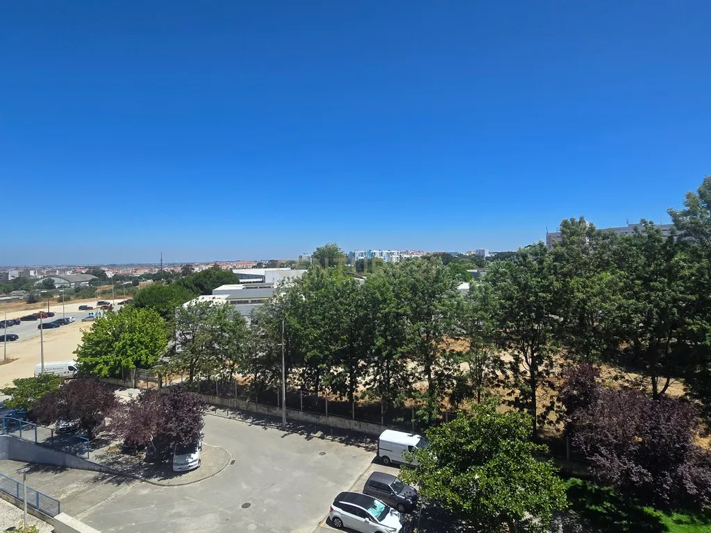 T3 com Lareira, 101m² e Duas Frentes no Centro do Barreiro - Image 7