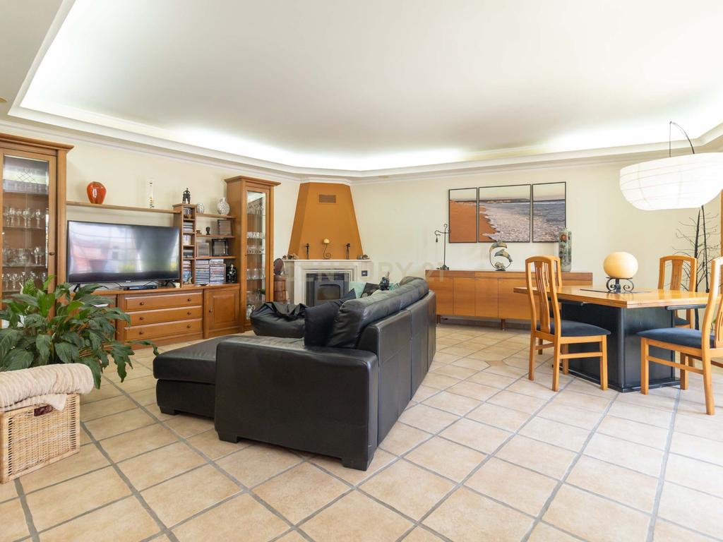 Moradia duplex de 5 assoalhadas com cave em Azeitão - Image 1
