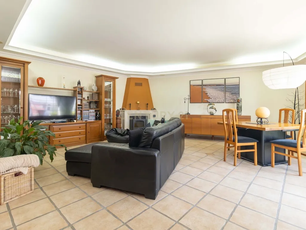 Moradia duplex de 5 assoalhadas com cave em Azeitão - Image 1