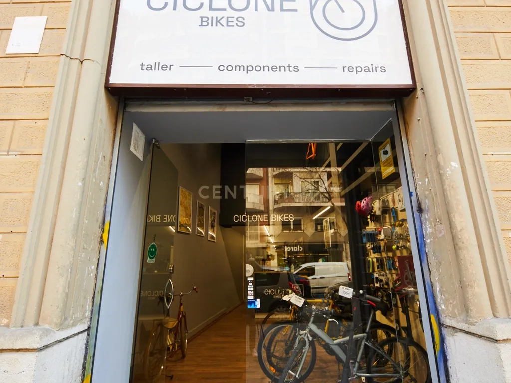 LOCAL À VENDA NO EIXAMPLE – COM RENTABILIDADE PARA INVESTIDOR - Image 1
