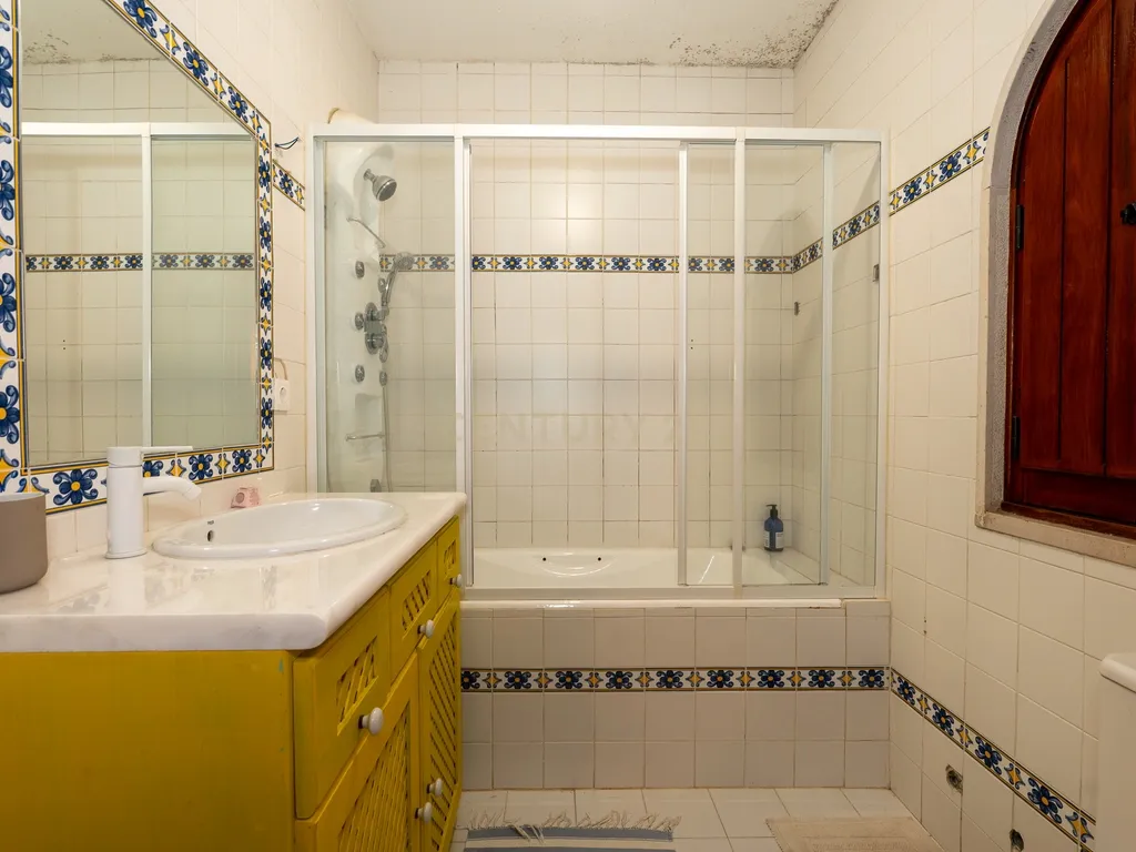 Fabulosa Quinta com lote de terreno de 22.381 m2, onde se encontra inserida uma moradia composta por dois pisos, com uma área bruta de 623 m2, uma área útil de 304 m2 e uma área bruta dependente de 319 m2, localizada em Santo Isidro de Pegões, na zona de Pegões, a pouca distância das belas praias de Setúbal. - Image 87