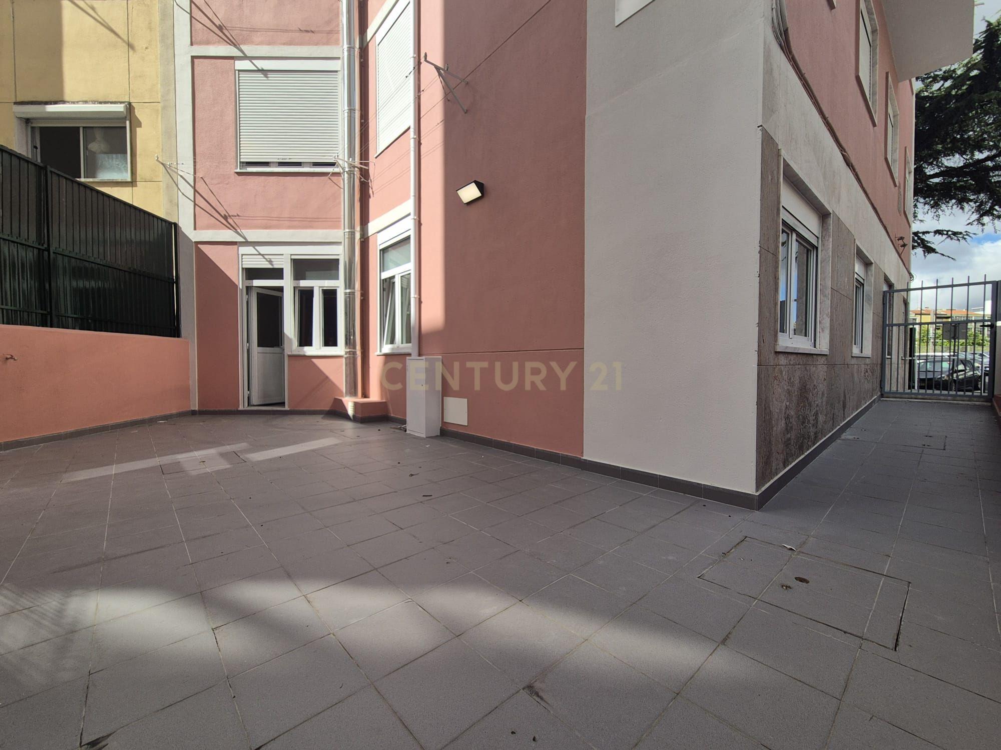 Excelente T1 completamente remodelado com um terraço de 44,2m2 em prédio remodelado– Amadora – 5min a pé da Estação CP