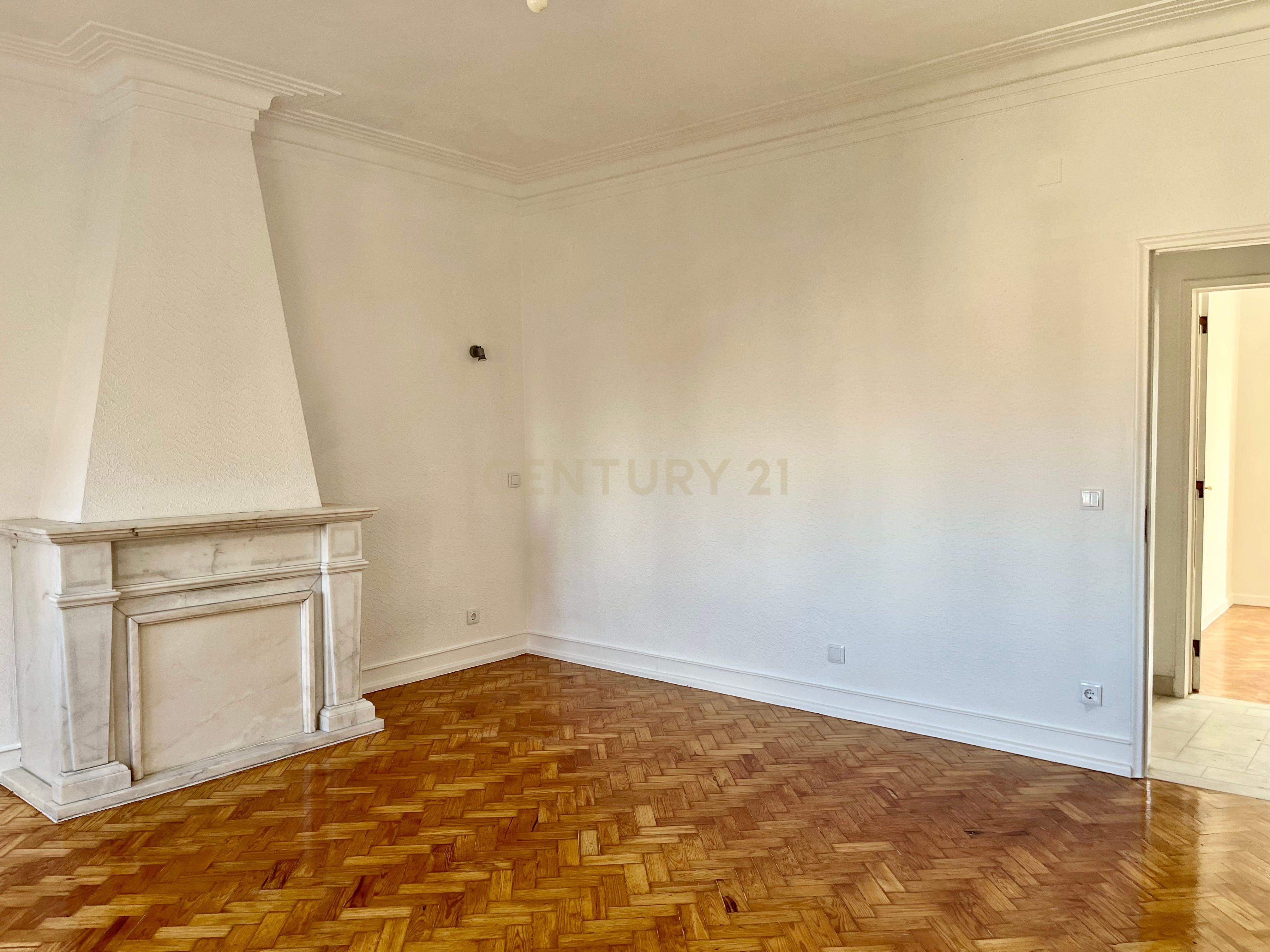 🏡 Arrenda-se Apartamento T4 em Alvalade – Remodelado | Com Garagem + 1 Estacionamento 🚗 - Image 3