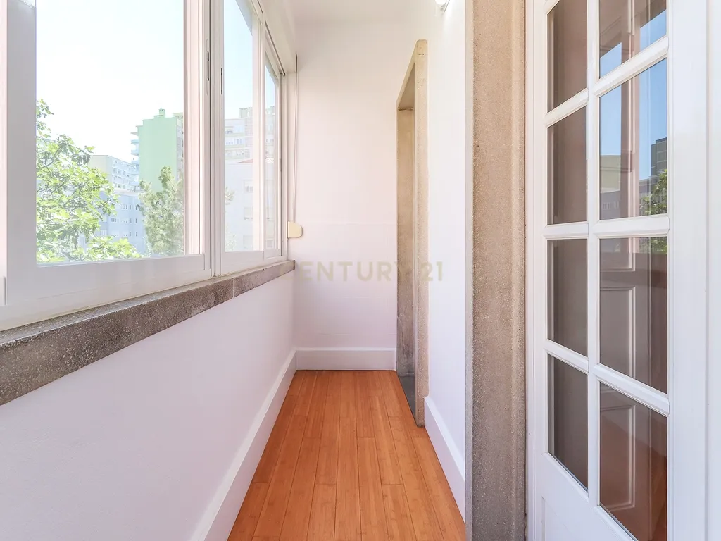Apartamento T3 para arrendamento com varanda junto à Avenida de Roma | Prédio com "arte" - Image 17