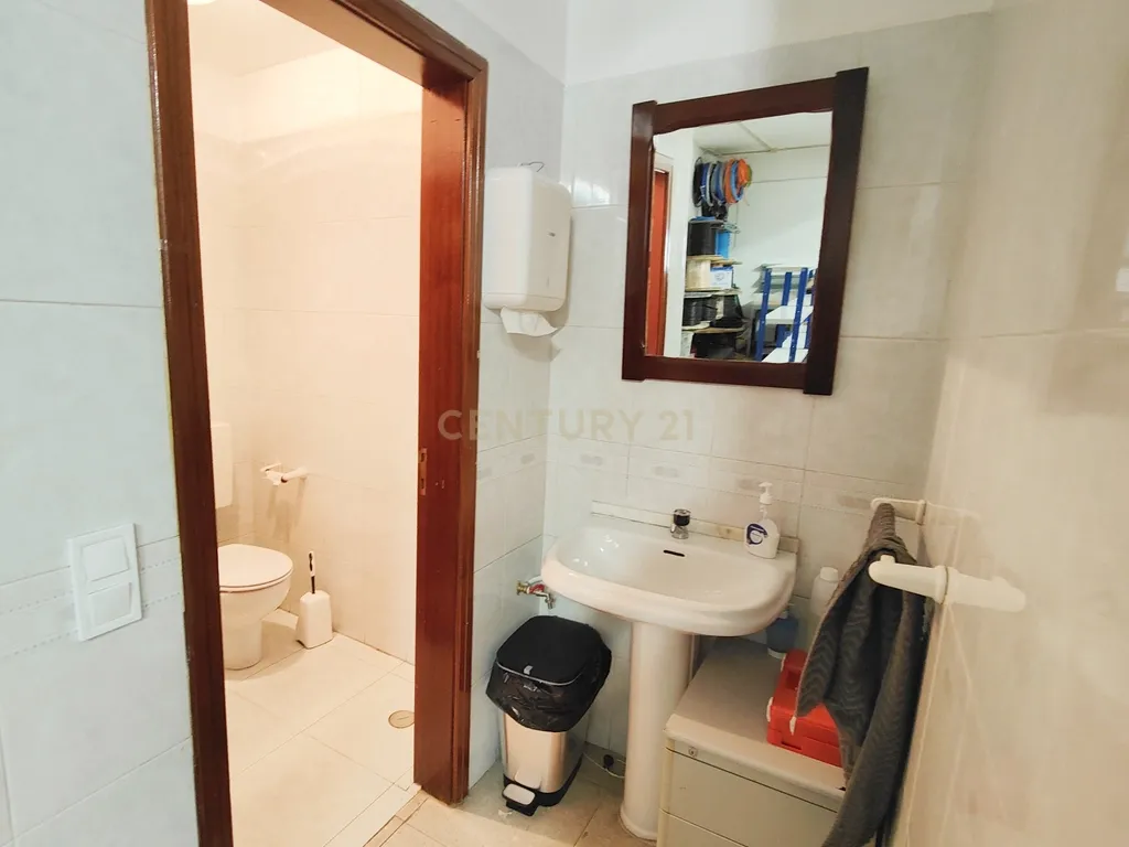 Loja em Alverca, arrendada por 700,00€ mês, com parqueamento e arrecadação - Image 14
