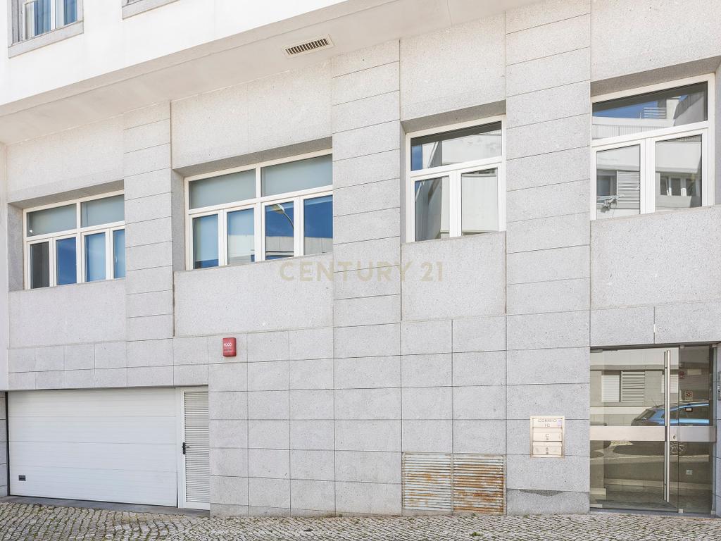 Espaço Comercial junto a Estação de Benfica - Image 1