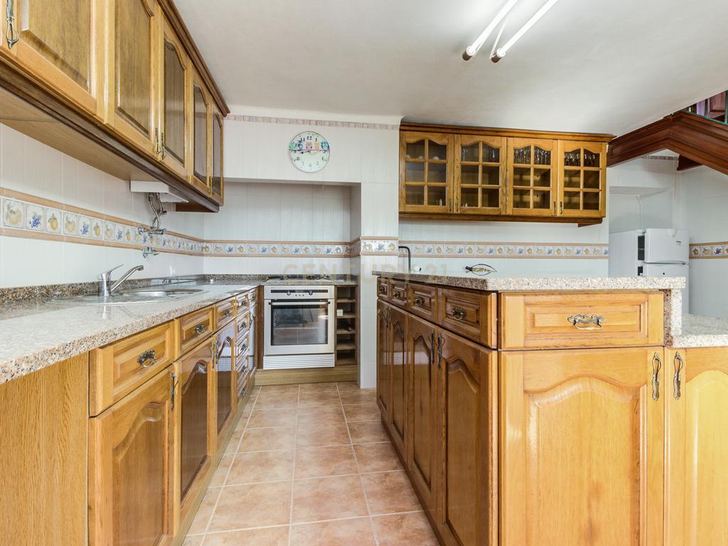 Moradia Isolada T3 com 2480m2 de terreno, poço e com anexos - Image 14