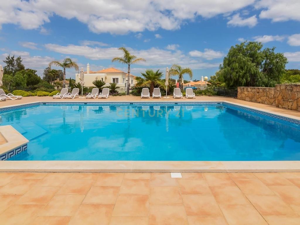 Moradia de Luxo na Quinta do Lago | 4 Quartos e 4 Casas de Banho ! Elegância, Exclusividade e Vista Mar! - Image 3