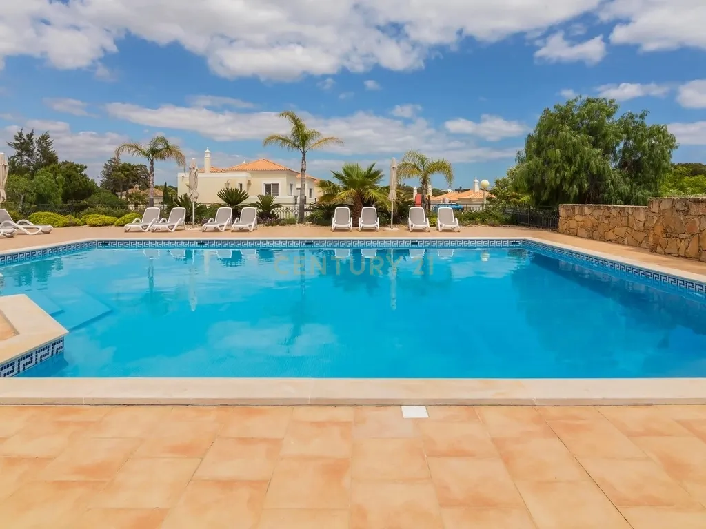 Moradia de Luxo na Quinta do Lago | 4 Quartos e 4 Casas de Banho ! Elegância, Exclusividade e Vista Mar! - Image 3