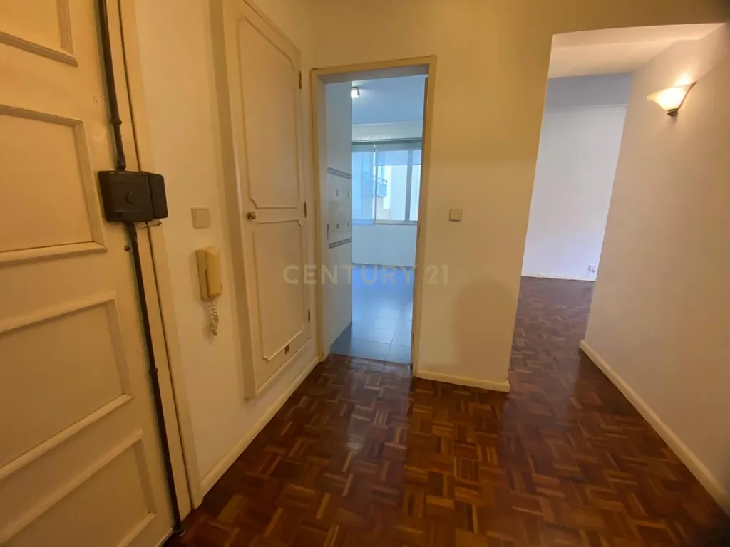 Apartamento T2 para Arrendamento - Image 5