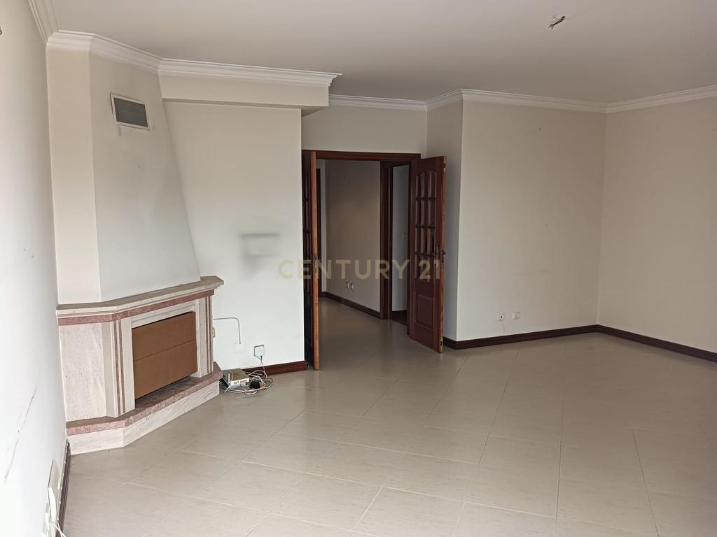 T3 com Suite/Garagem e Arrecadação - Vialonga - Image 15