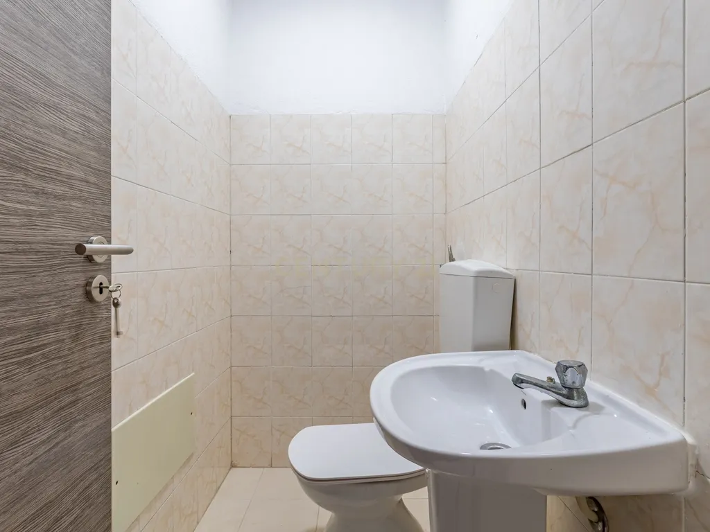 Loja/Espaço Comercial com Saída de Fumo Totalmente Remodelado em Apelação Loures - Image 8