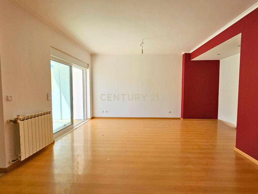 Moradia T4 em Oeiras para arrendar com garagem e terraço - Image 1