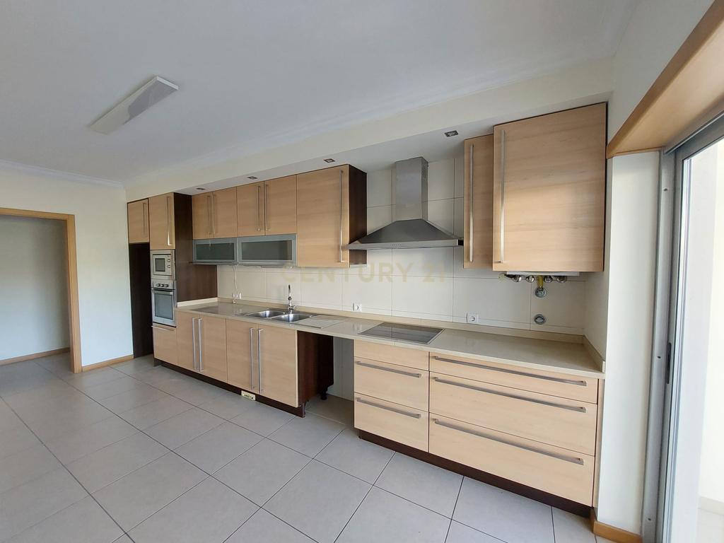 Moradia T4 de 3 Pisos com Piscina e Jardim - Image 6