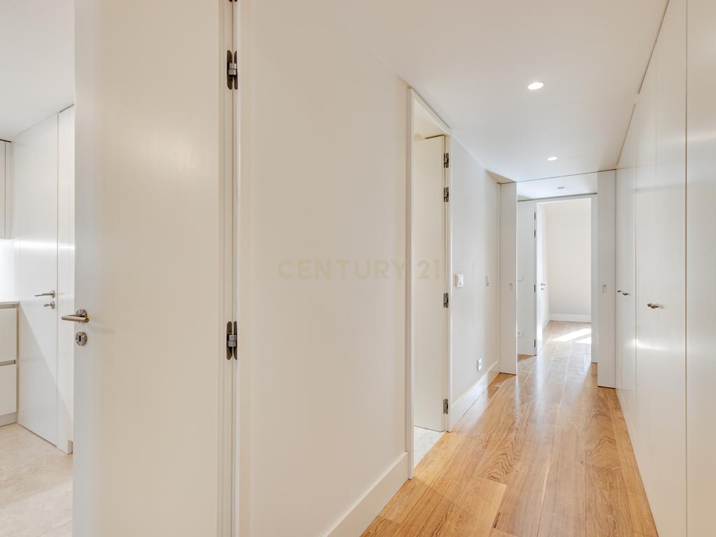 Apartamento T2+1 inserido no emblemático Edifício "Alegria 25". - Image 15