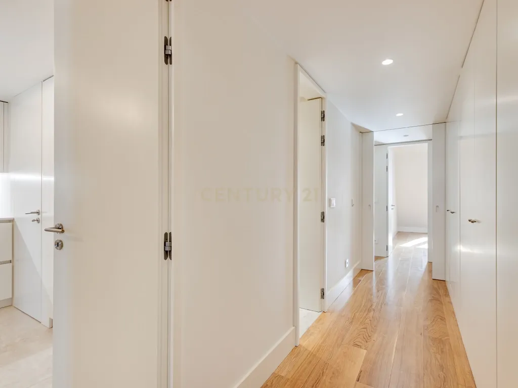 Apartamento T2+1 inserido no emblemático Edifício "Alegria 25". - Image 15
