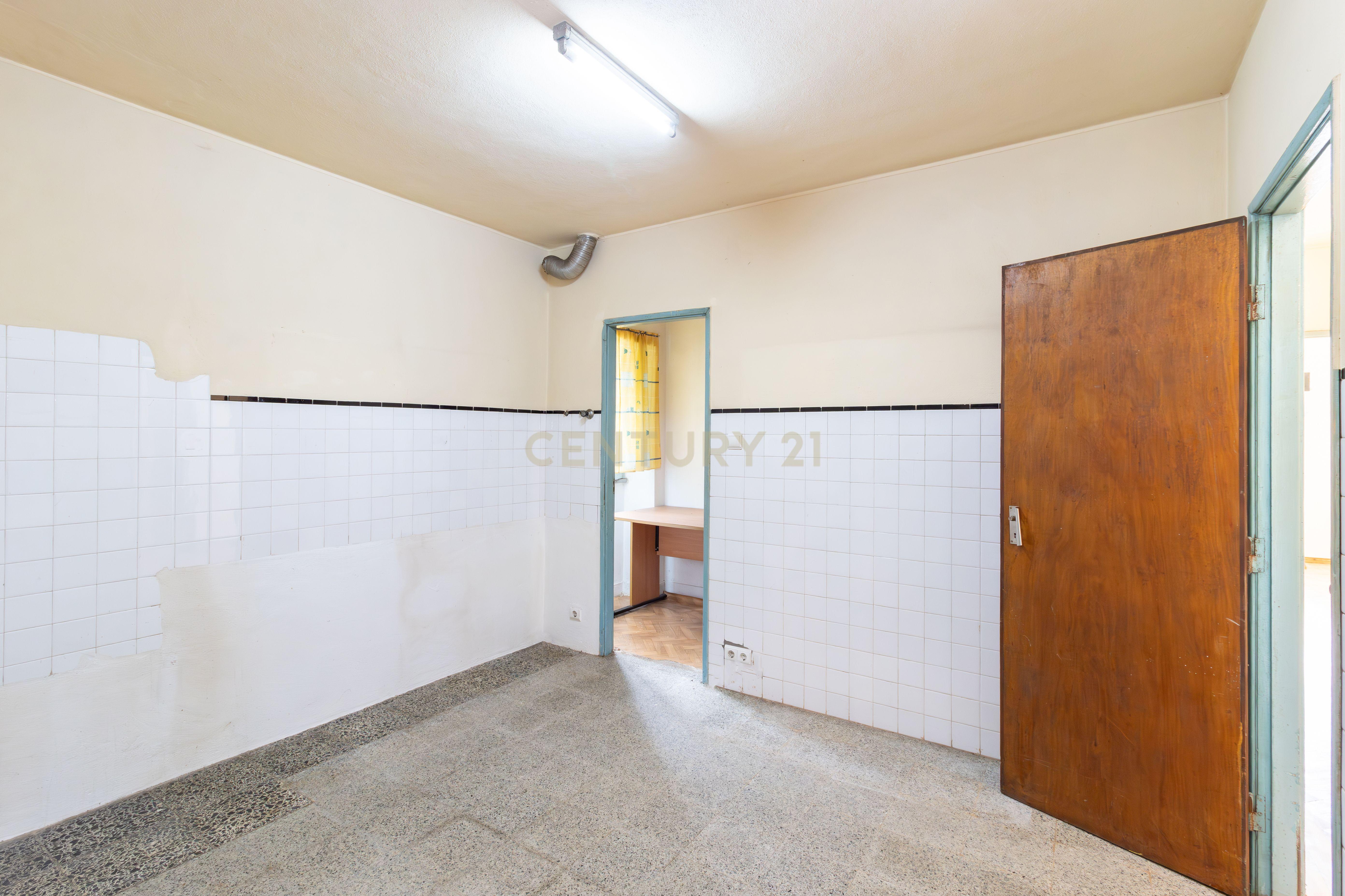 Moradia Isolada T3 em Arrimal, Porto de Mós – Com Terreno, Garagem e Anexos - Image 9