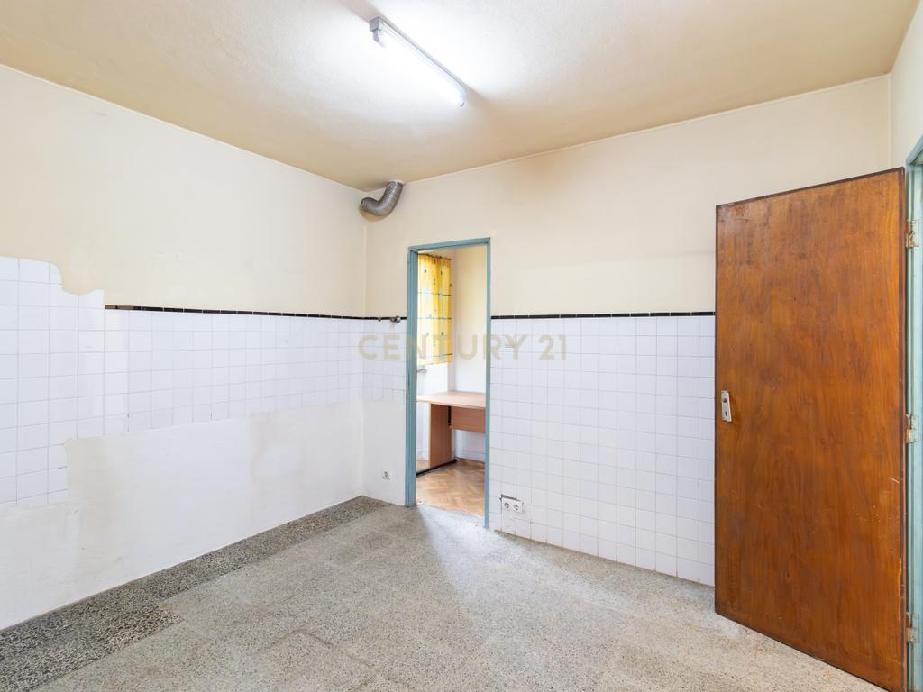 Moradia Isolada T3 em Arrimal, Porto de Mós – Com Terreno, Garagem e Anexos - Image 9
