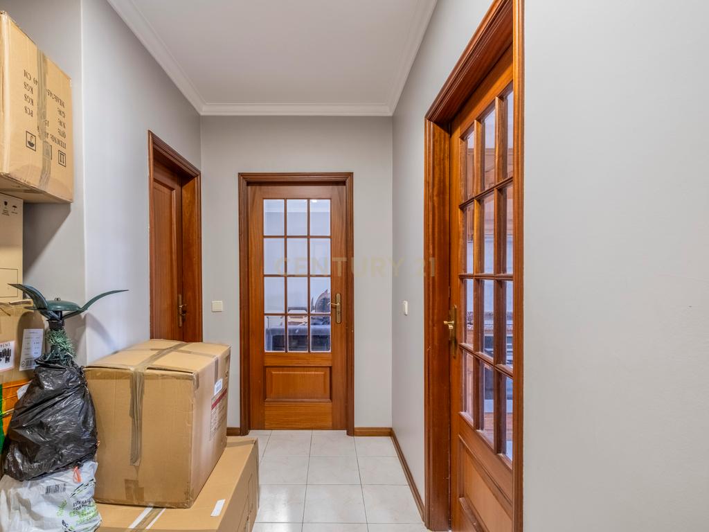 Apartamento T2 de excelentes áreas em Serzedo - Image 5