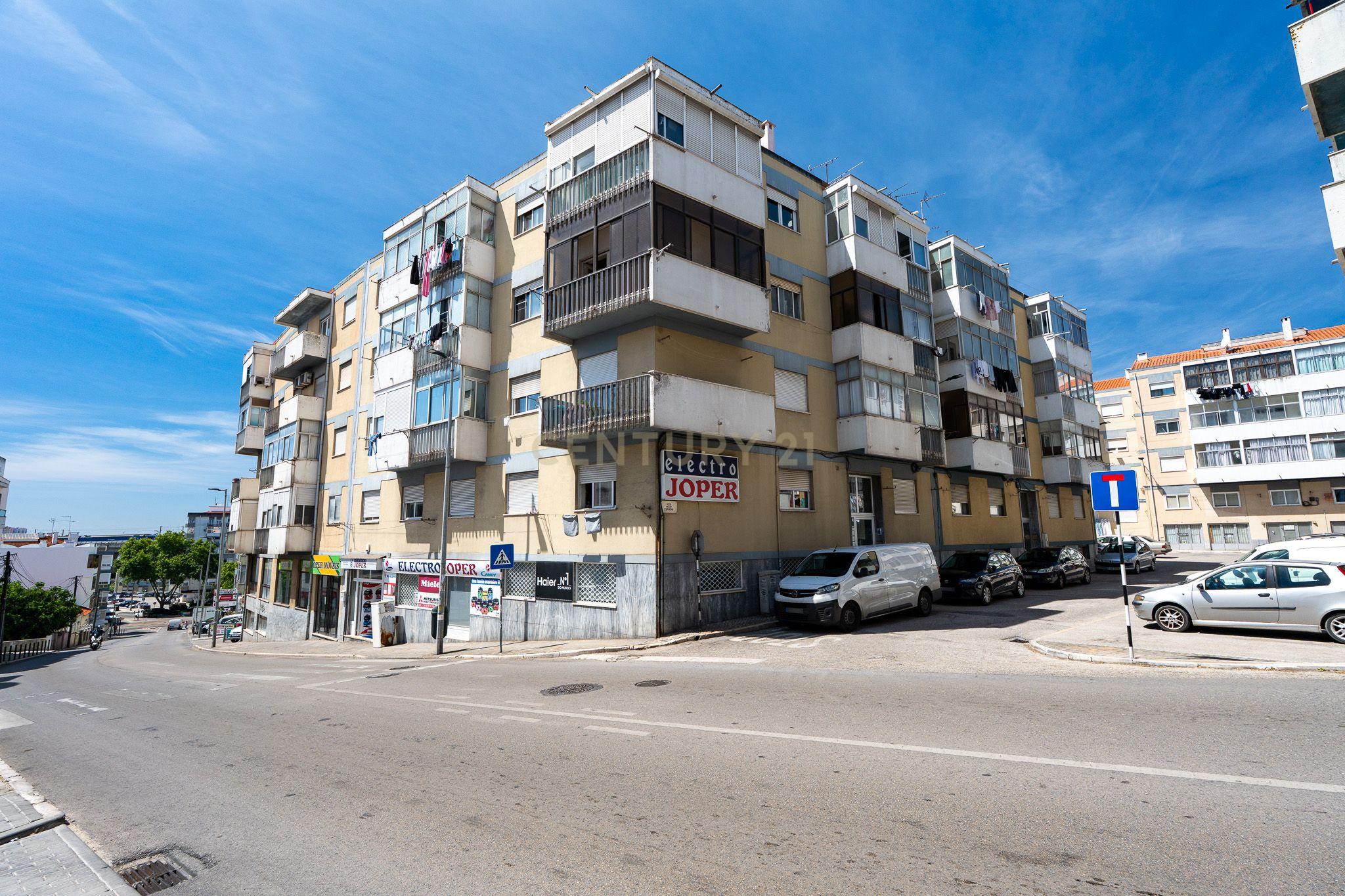 Apartamento T1 em Corroios com Luz Natural e Boa Localização - Image 1