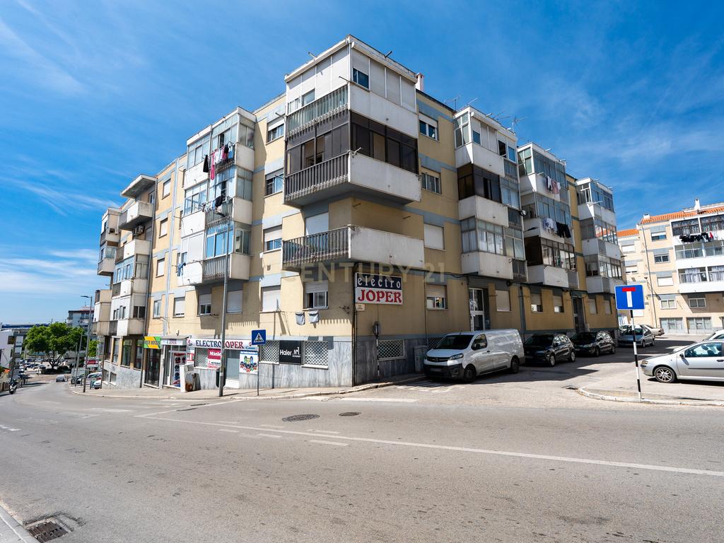 Apartamento T1 em Corroios com Luz Natural e Boa Localização - Image 1