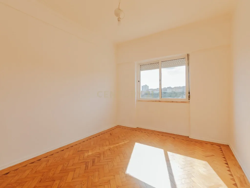 APARTAMENTO T4 COM VARANDA NO BEATO - EXCELENTE LOCALIZAÇÃO - Image 16