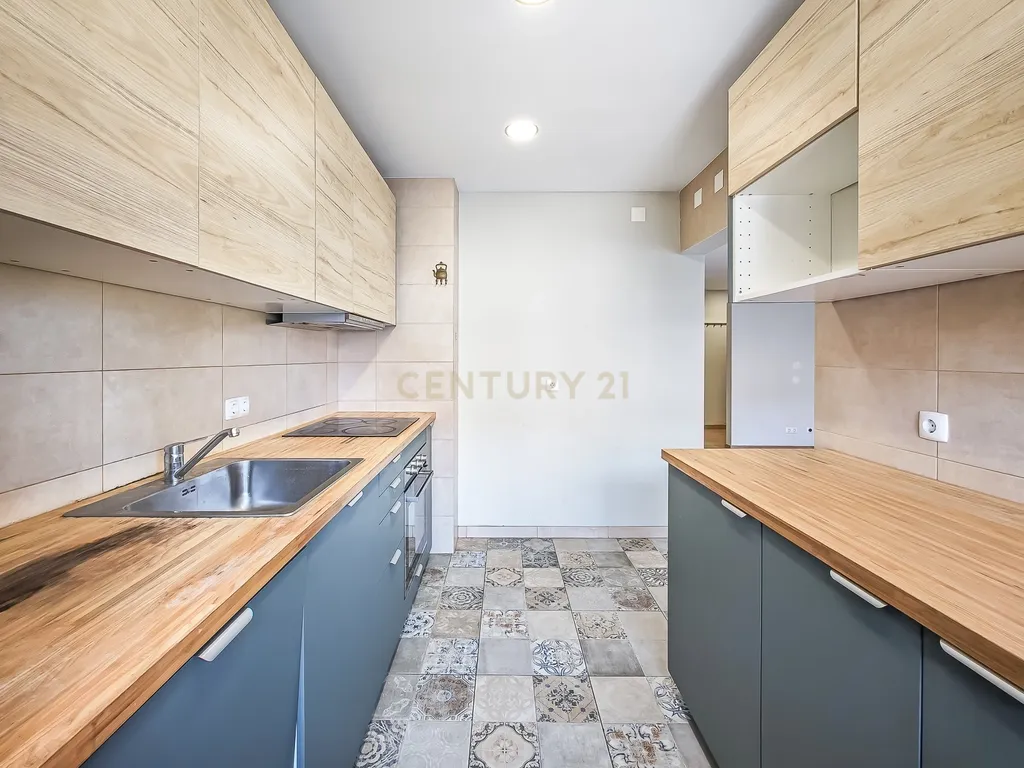 Apartamento Renovado em Cascais com 3 Quartos e Varanda - Image 11