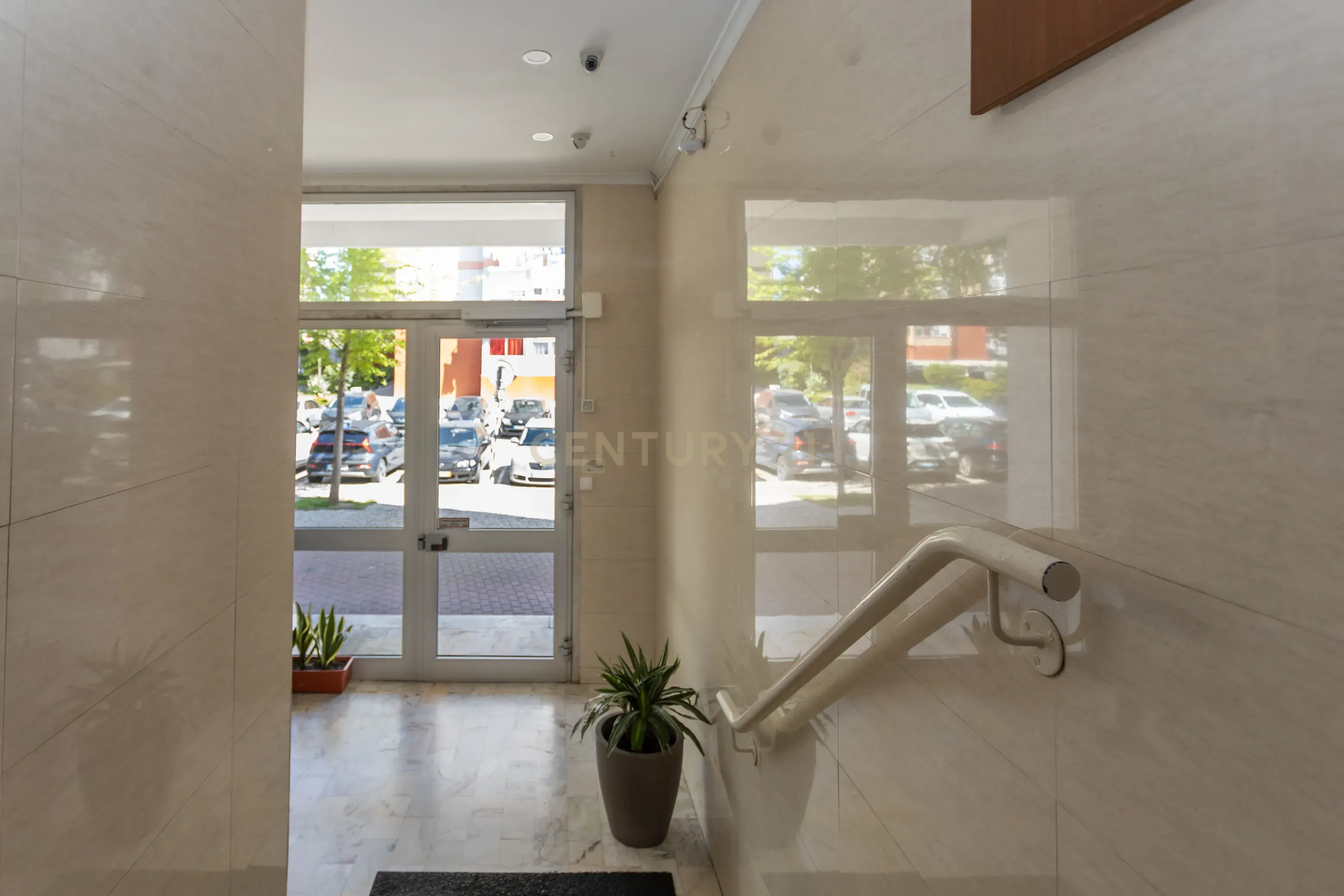 Fantástico T3 totalmente remodelado à venda em Corroios - Miratejo - Image 34