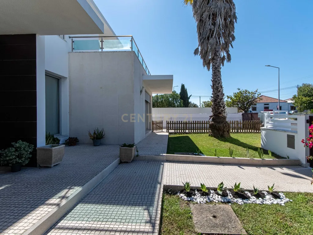 Moradia Isolada de Arquitetura Moderna com Piscina, Jardim e Garagem (Morelena /Pêro Pinheiro) - Image 6