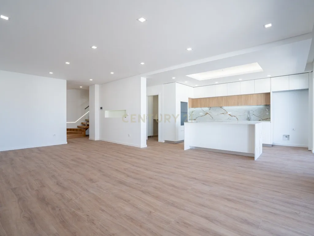 Moradia Térrea com piscina e quatro suites - Image 24