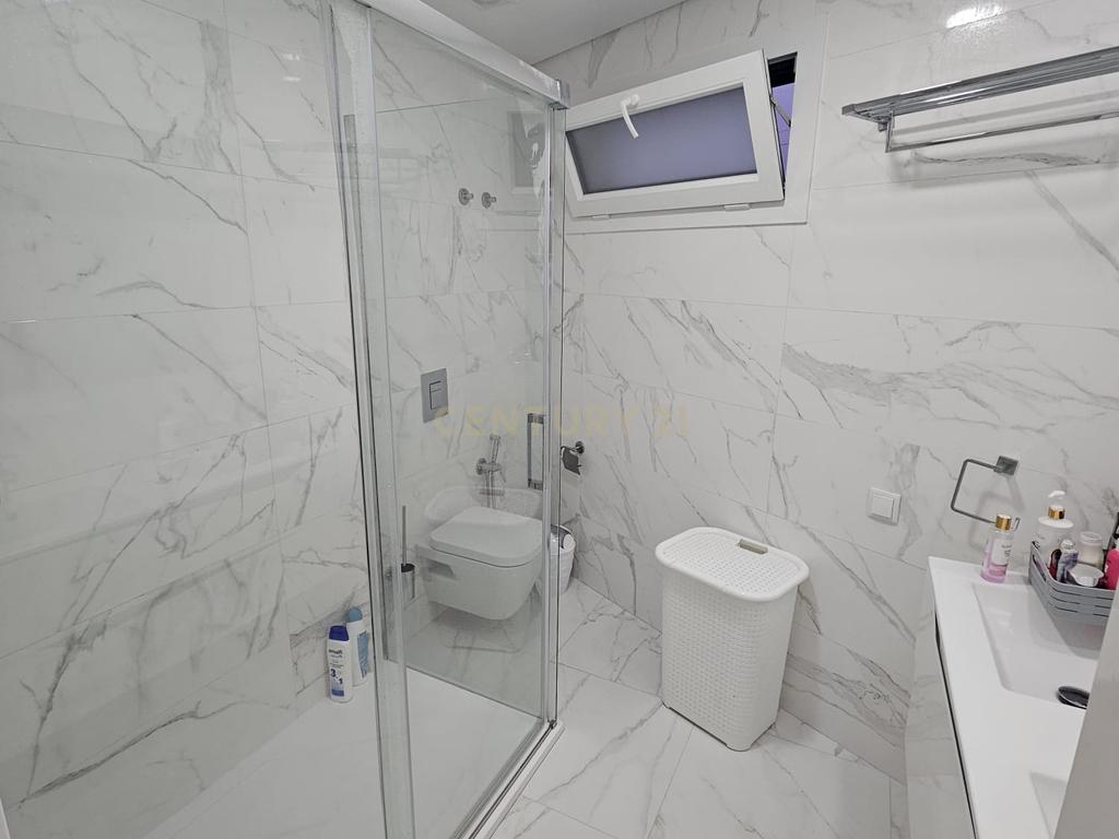Moradia T4+1 de Luxo em Famões – Elegância, Conforto e Localização Premium - Image 13