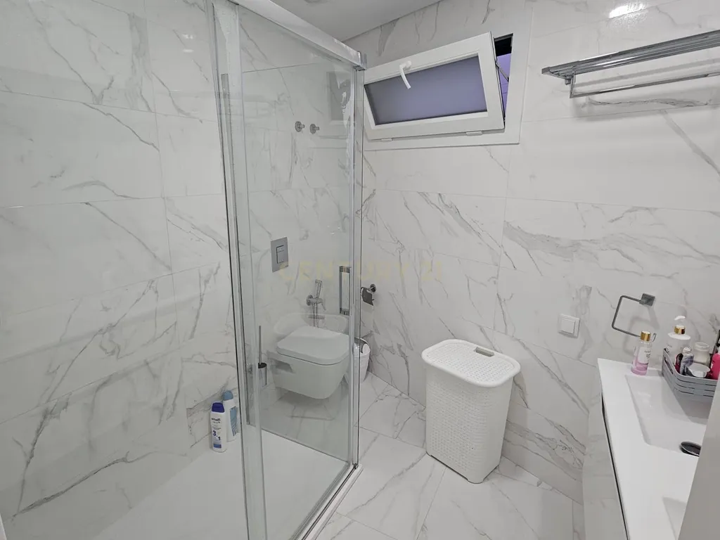 Moradia T4+1 de Luxo em Famões – Elegância, Conforto e Localização Premium - Image 13
