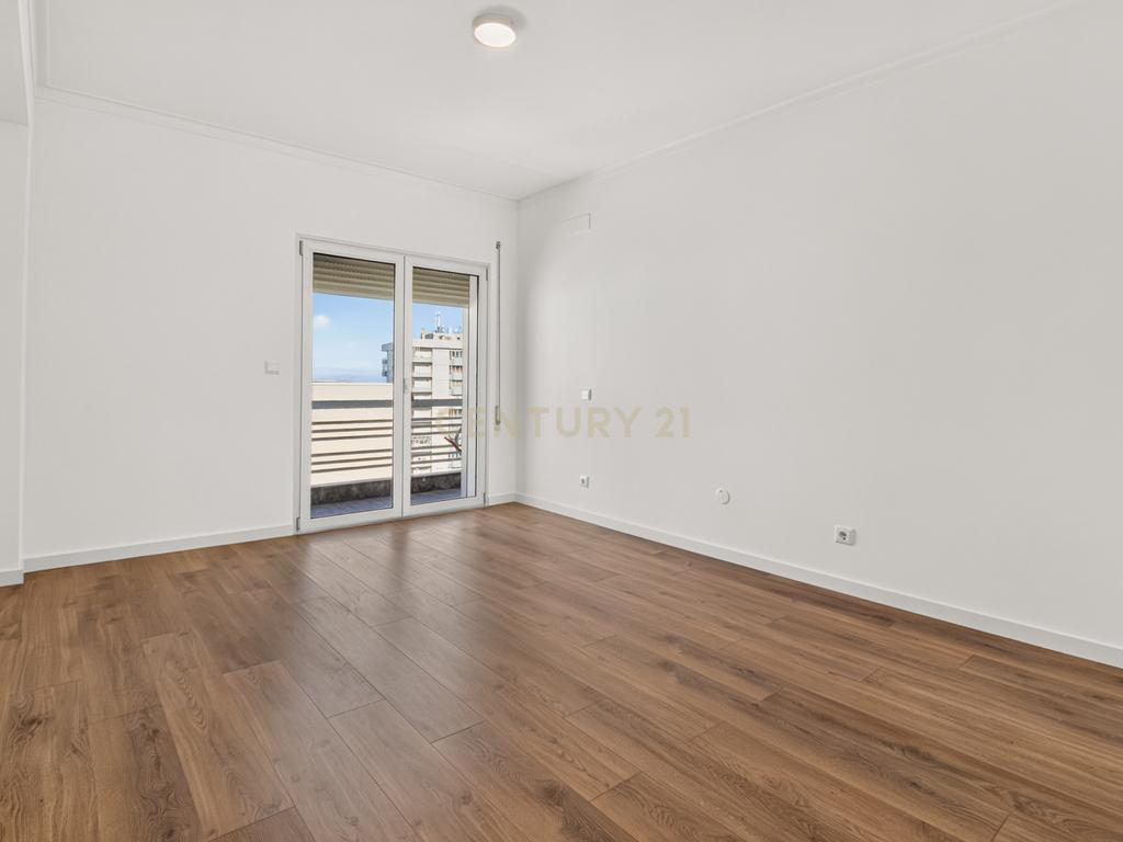 T3 REMODELADO EM SÃO VICENTE | 142 M² | ELEVADOR | GARAGEM | VARANDA COM VISTA SOBRE BRAGA - Image 6
