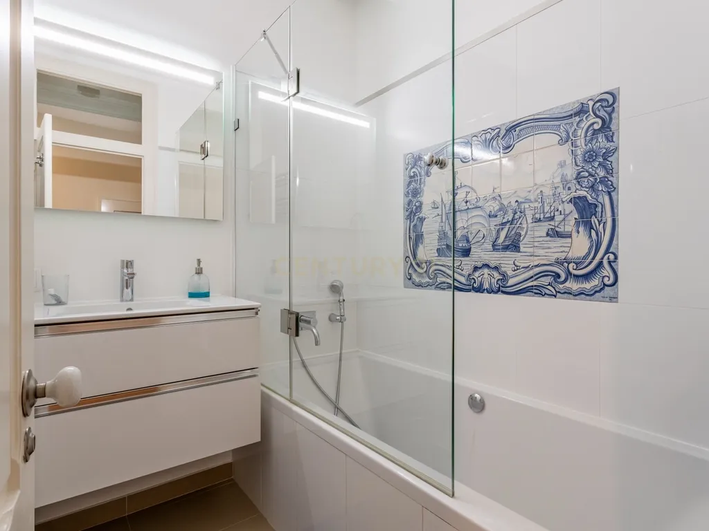 Apartamento T4 Renovado em Santo António, Lisboa — Onde a elegância se sente em cada detalhe - Image 17
