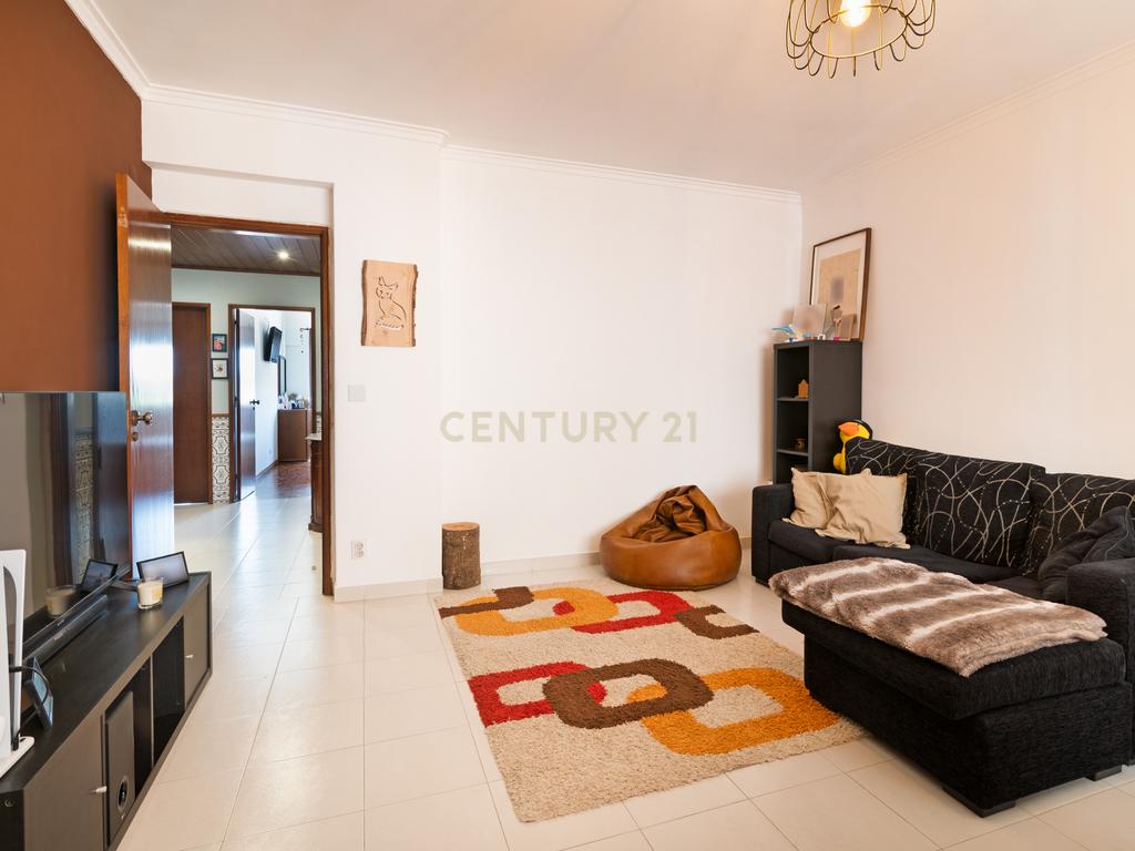 Um apartamento com luz, espaço e a base certa para criar uma casa à sua medida - Image 33