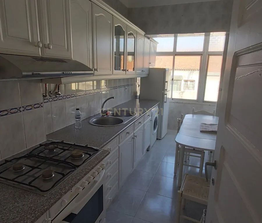 Apartamento T2 em Almada na Av. Nuno Alvares Pereira. - Image 1
