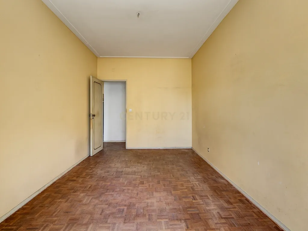 Apartamento T4 com 129 m² e estacionamento — Calçada do Tojal, oportunidade para remodelação total - Image 13