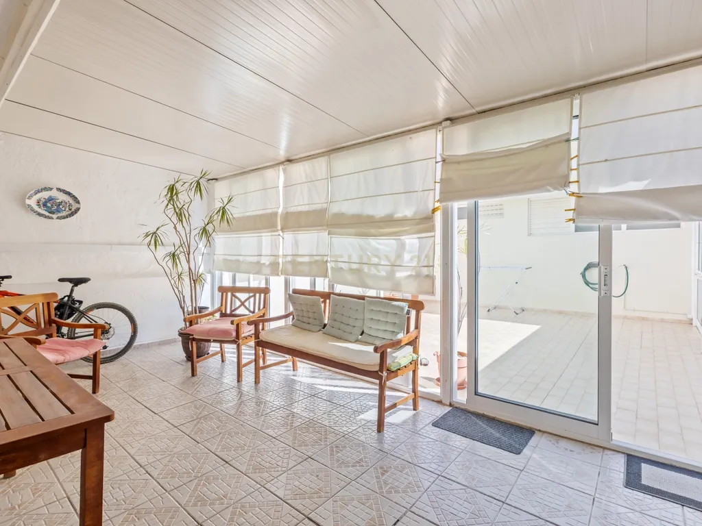 T3 com Terraço Privativo no Centro de Faro - Image 4