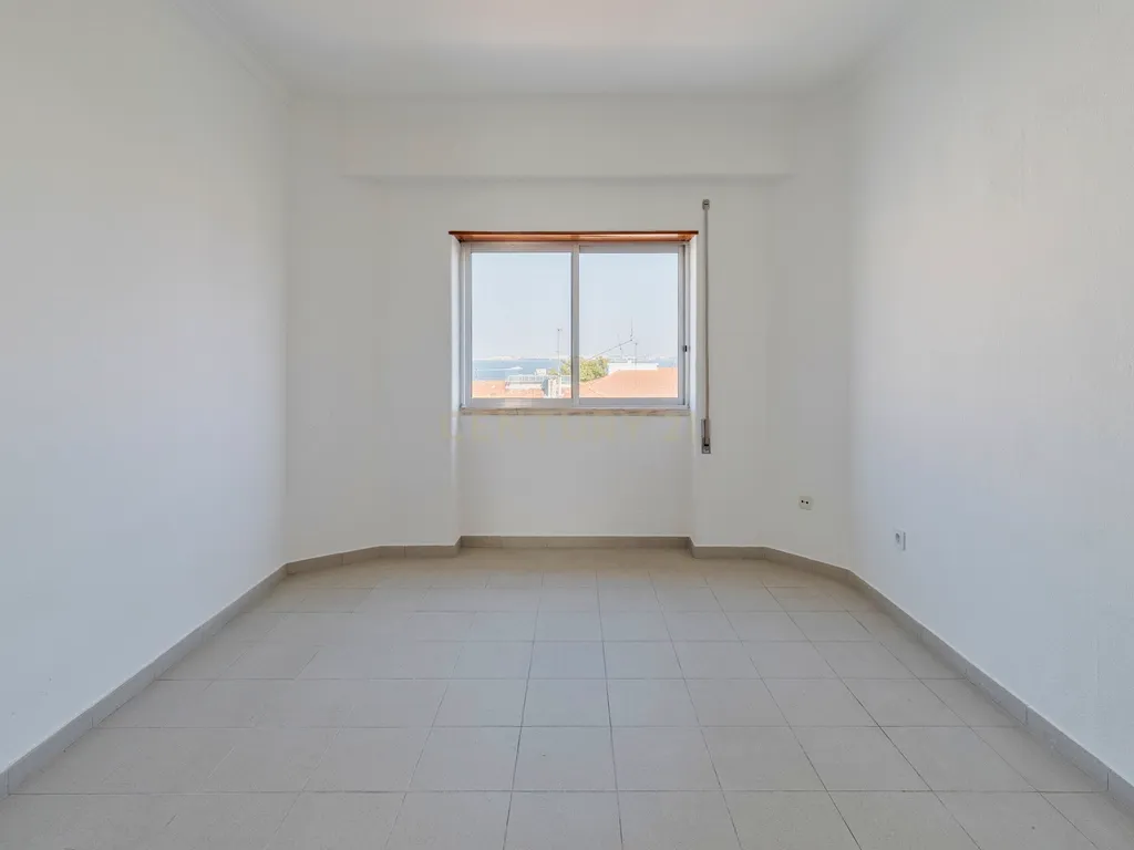 T1 Remodelado com Terraço e Vista Fantástica – Rua Dom Sancho I, Almada - Image 12