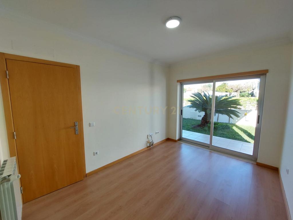 Moradia T4 de 3 Pisos com Piscina e Jardim - Image 7