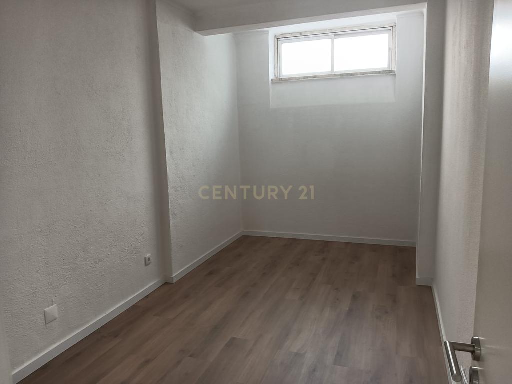 Apartamento para Investimento Metro de Alfornelos - Image 41