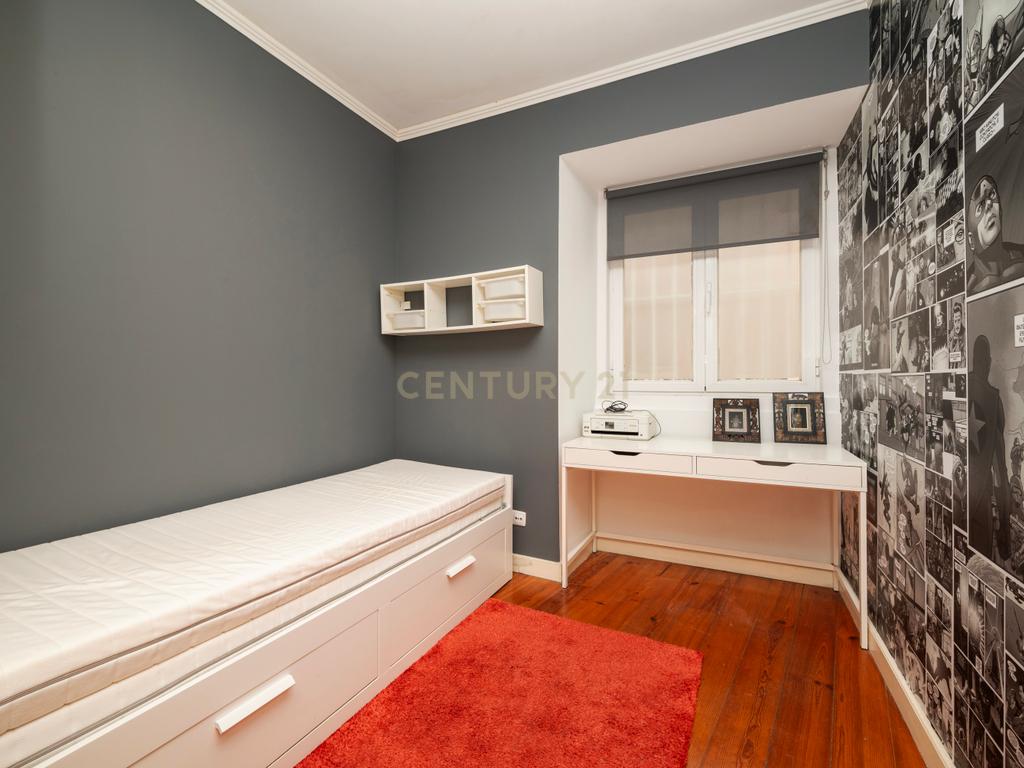 Apartamento T3 com terraço na Graça - Image 11