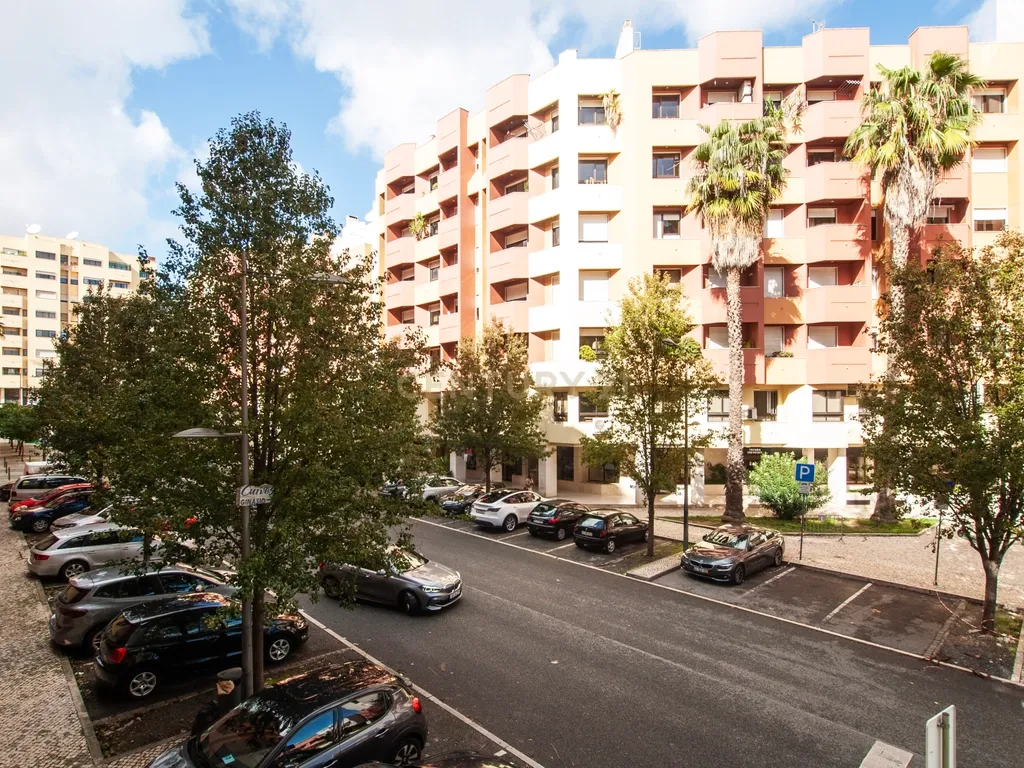 Escritório/Consultório para arrendamento | Excelente Localização | Zona Premium de Telheiras | - Image 16