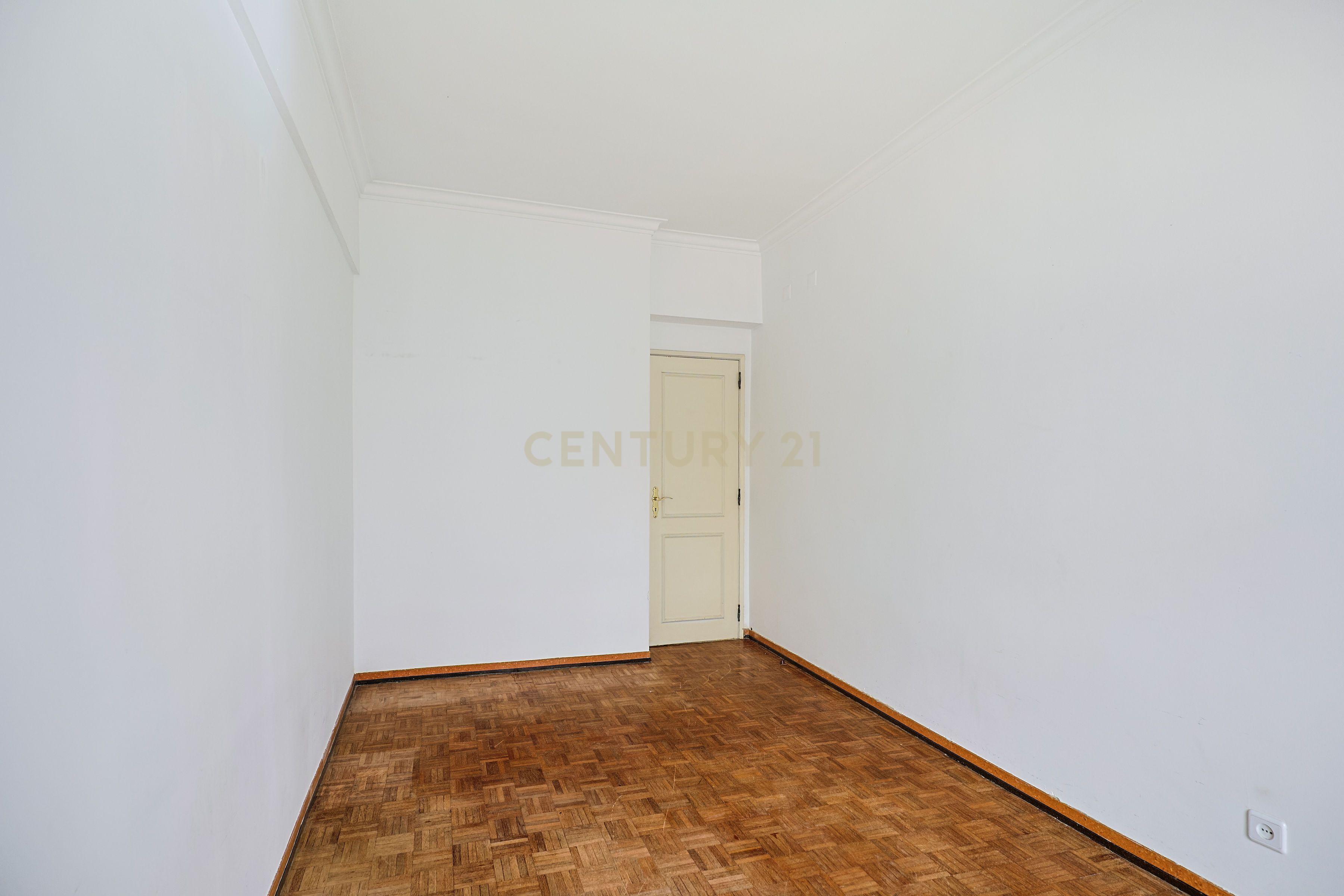 Apartamento T3 com elevador e varanda em Vila Franca de Xira - Image 14