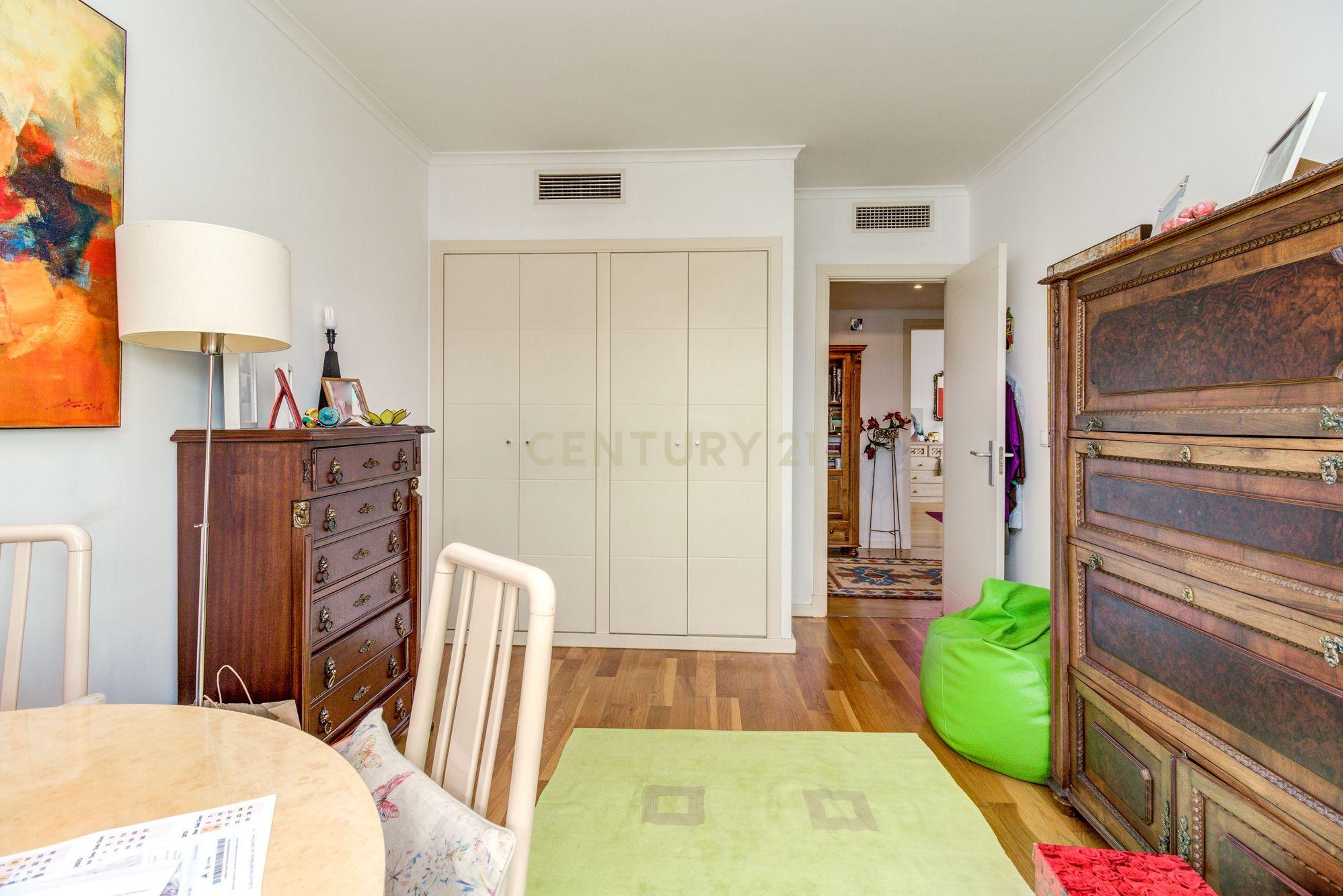 Apartamento T4, com 188m2, cozinha equipada e 2 lugares de garagem - Image 19