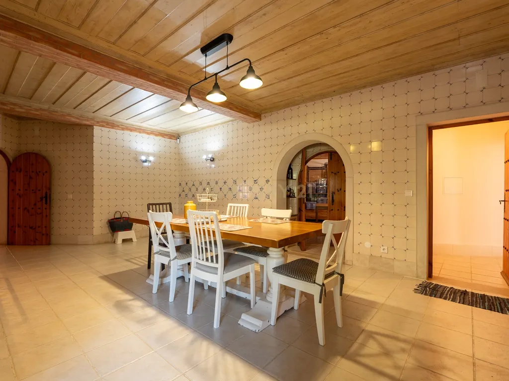 Fabulosa Quinta com lote de terreno de 22.381 m2, onde se encontra inserida uma moradia composta por dois pisos, com uma área bruta de 623 m2, uma área útil de 304 m2 e uma área bruta dependente de 319 m2, localizada em Santo Isidro de Pegões, na zona de Pegões, a pouca distância das belas praias de Setúbal. - Image 28
