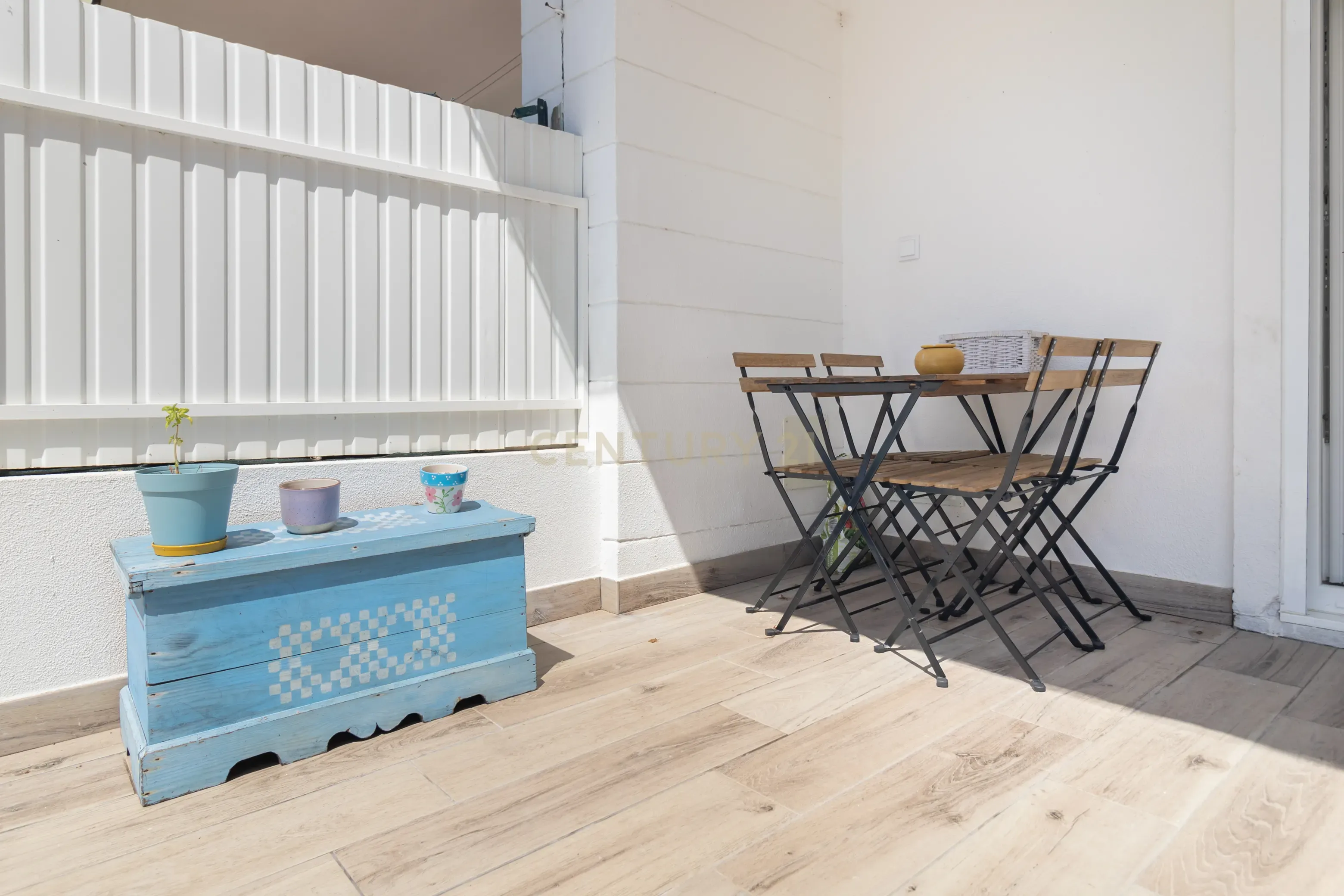Apartamento T2 com quintal e estacionamento para morar ou investir! - Image 1