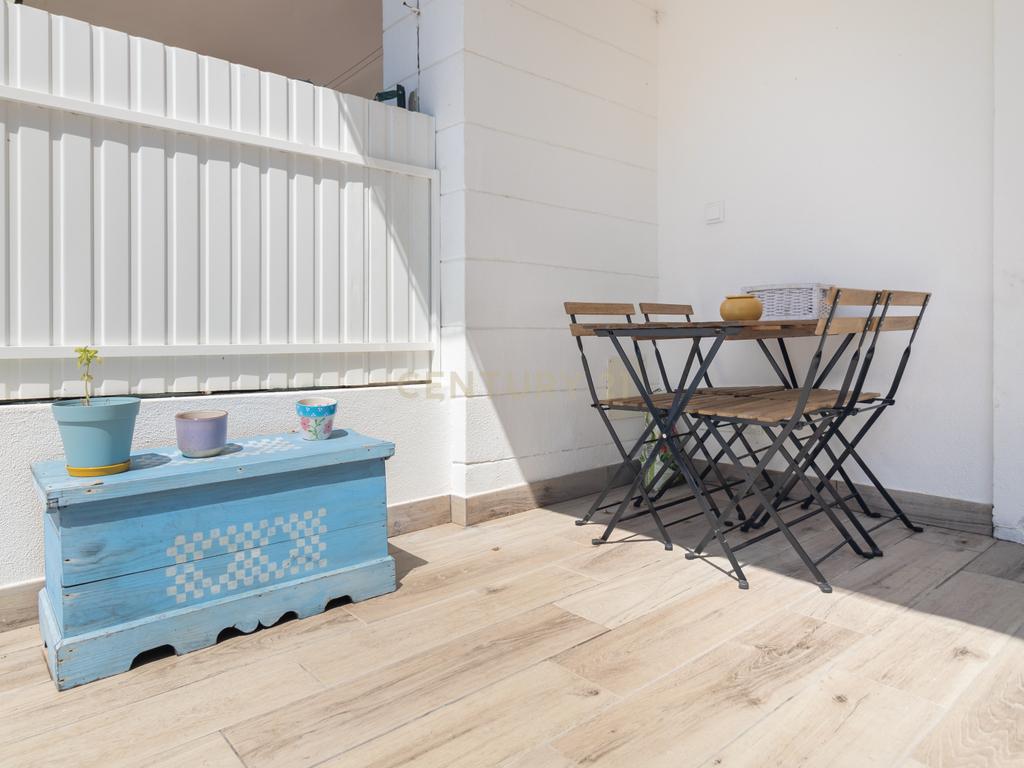 Apartamento T2 com quintal e estacionamento para morar ou investir! - Image 1