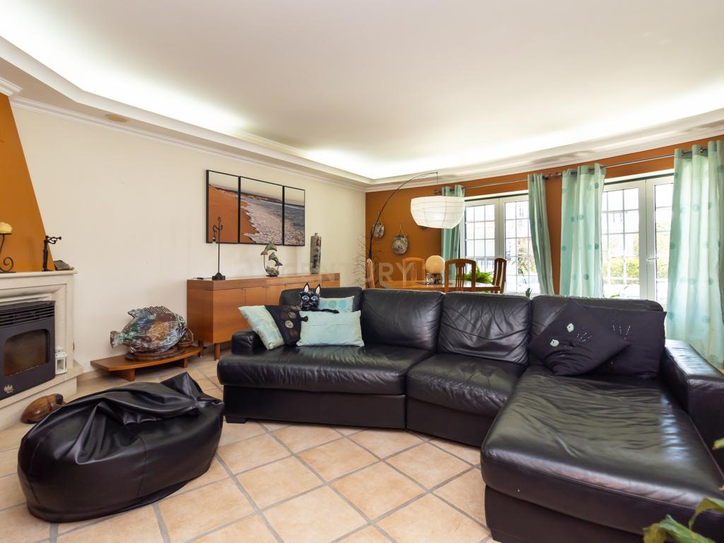 Moradia duplex de 5 assoalhadas com cave em Azeitão - Image 2