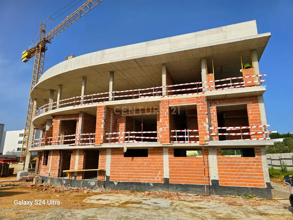 Magnífico apartamento T2+1 de luxo em fase de construção na Meia Praia em Lagos - Image 1